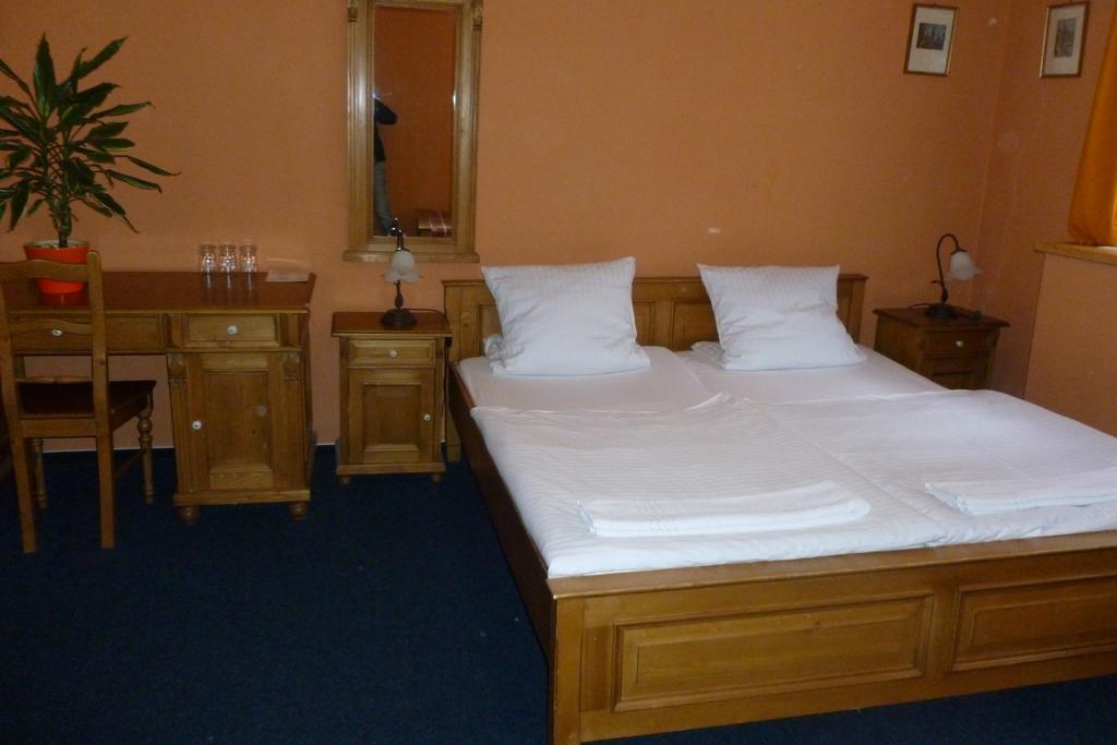 Hotel A Restaurace U Hrncire Kutná Hora Стая снимка